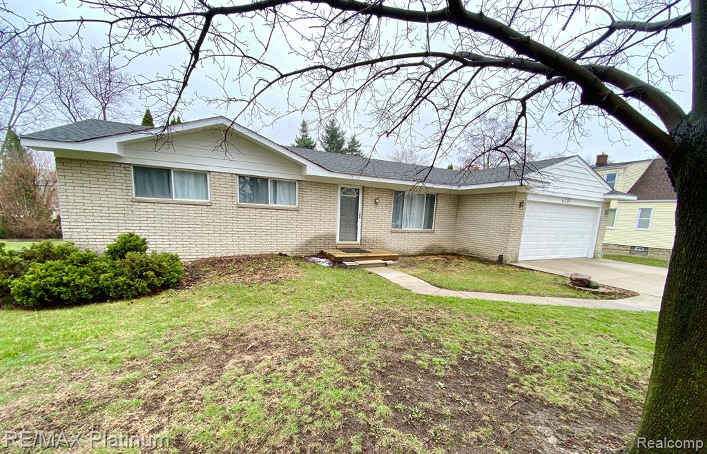 6201 WILLIAMS LAKE Road, Waterford, MI 48329 — front exterior