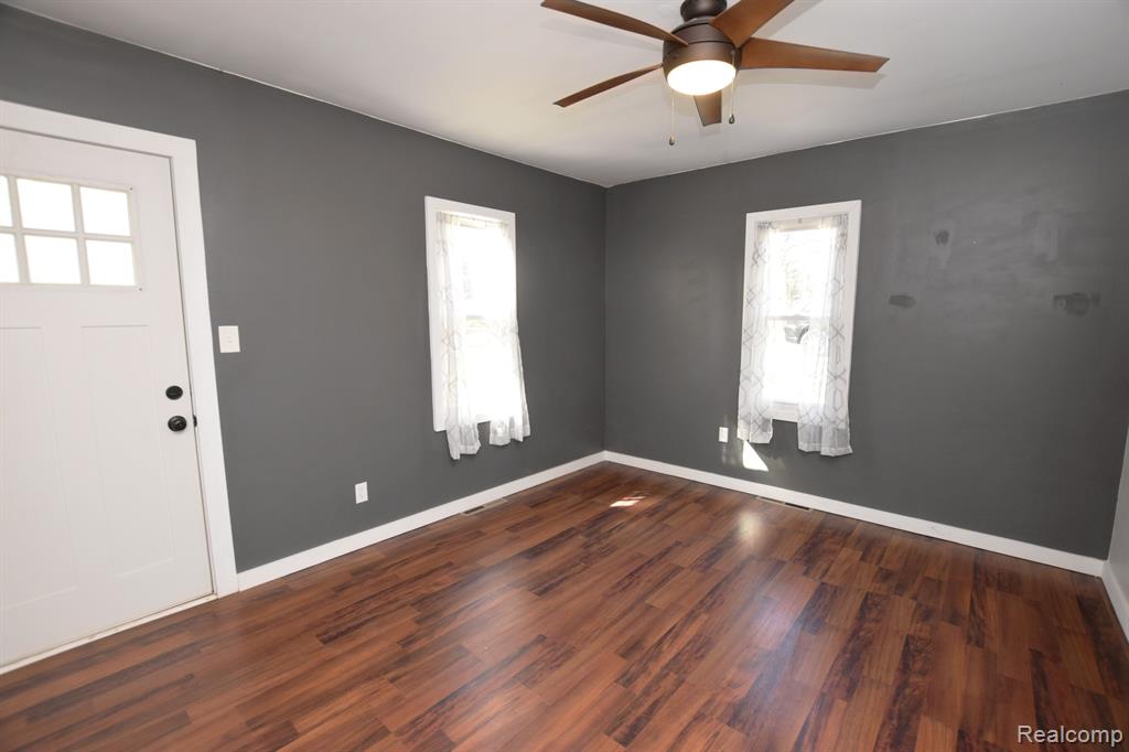 716 GRANT Street, Fenton, MI 48430 — Photo 2