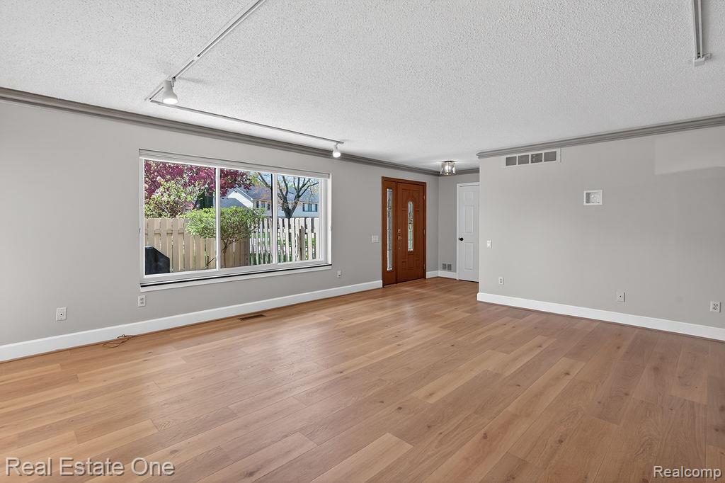 42660 Elizabeth Place, Clinton Twp, MI 48038 — Photo 5