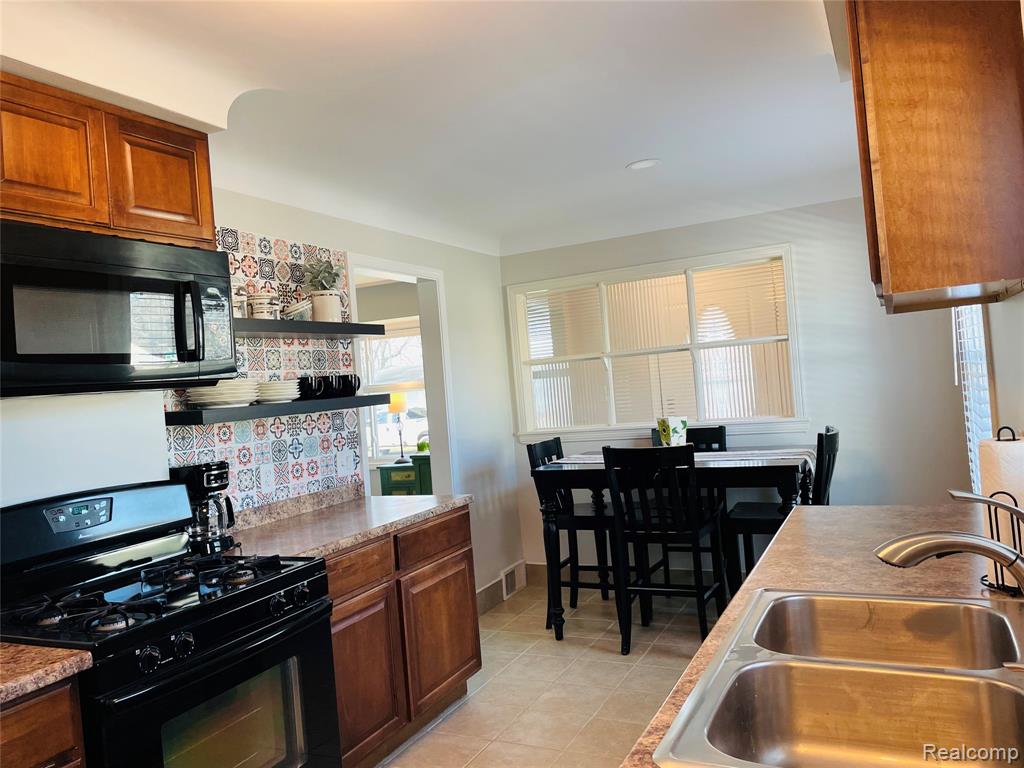 1040 E Maxlow Avenue, Hazel Park, MI 48030 — Photo 8