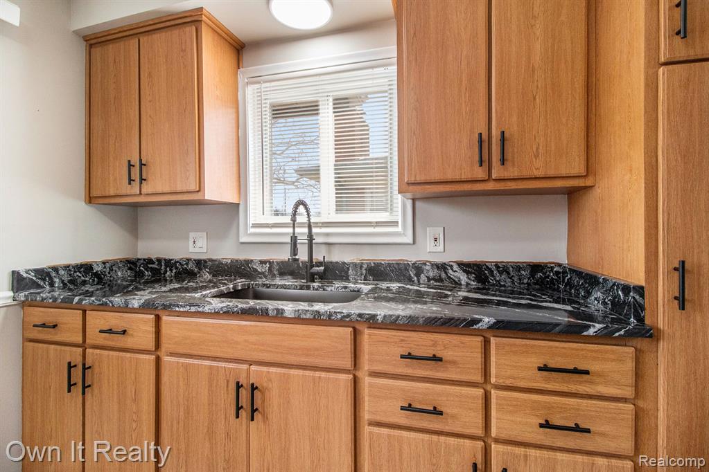 4992 MCKINLEY Street, Dearborn Heights, MI 48125 — Photo 10