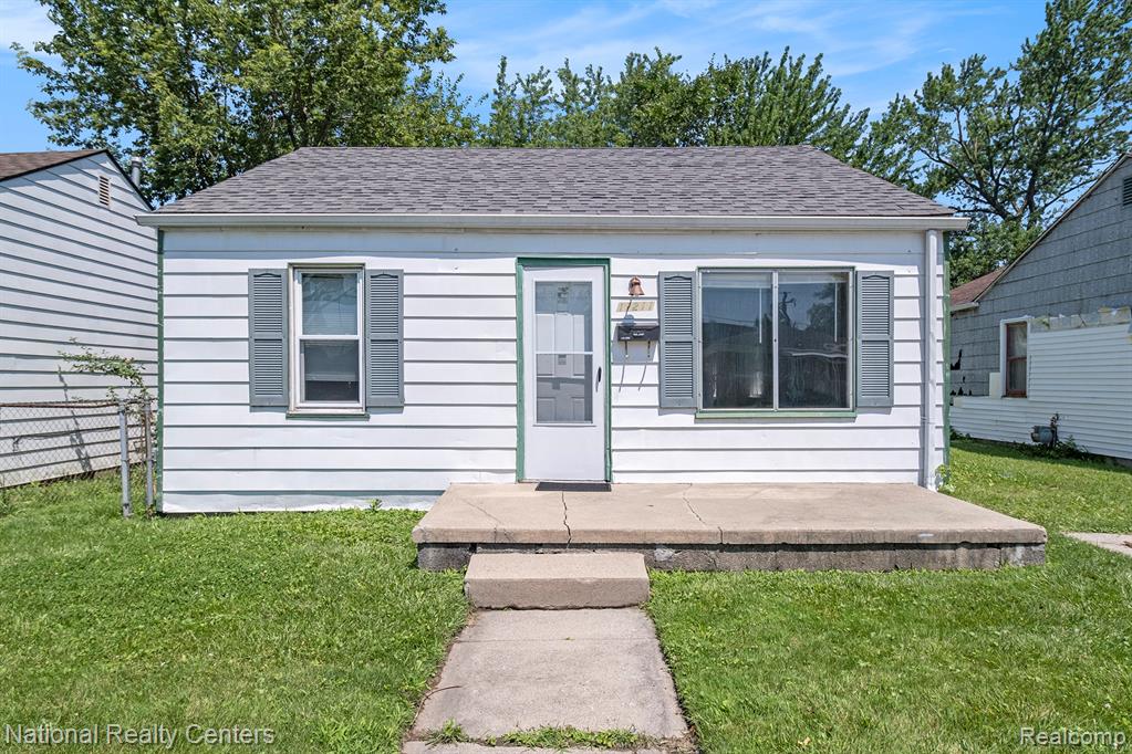11211 Chalmers Avenue, Warren, MI 48089