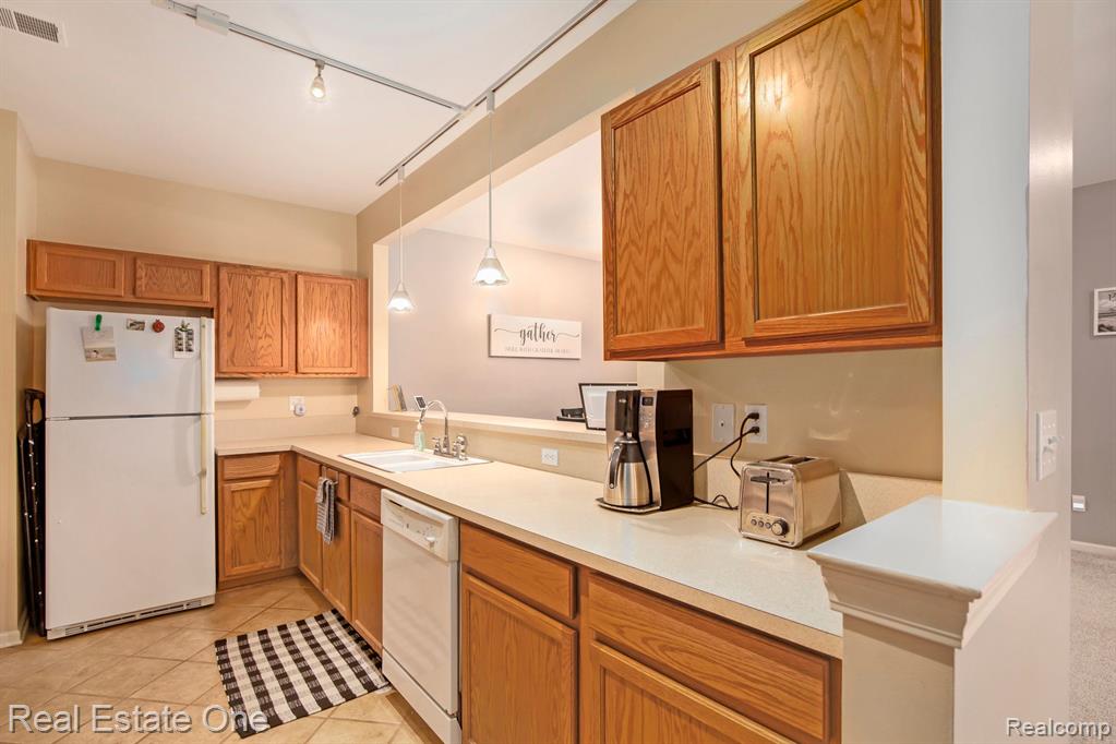 1948 FLAGSTONE Circle, Rochester, MI 48307 — Photo 10