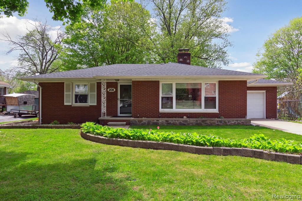208 E SAINT CLAIR Street, Almont, MI 48003 — Photo 5