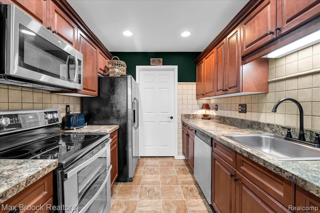 41 N Squirrel Road, Auburn Hills, MI 48326 — Photo 9