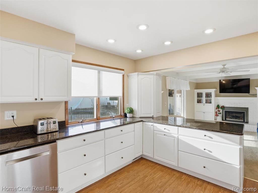 404 KINGS Way, Canton, MI 48188 — Photo 14