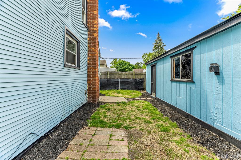 8329 Lenore Street, Dearborn Heights, MI 48127 — Photo 29