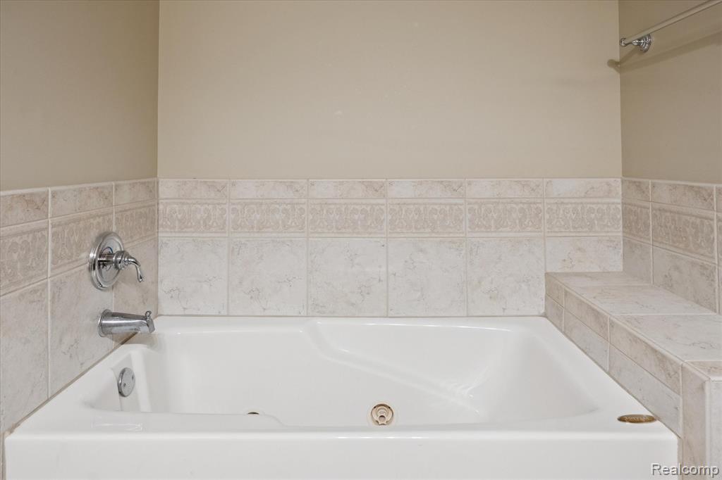 5585 Woodruff Shore Drive, Brighton, MI, 48116