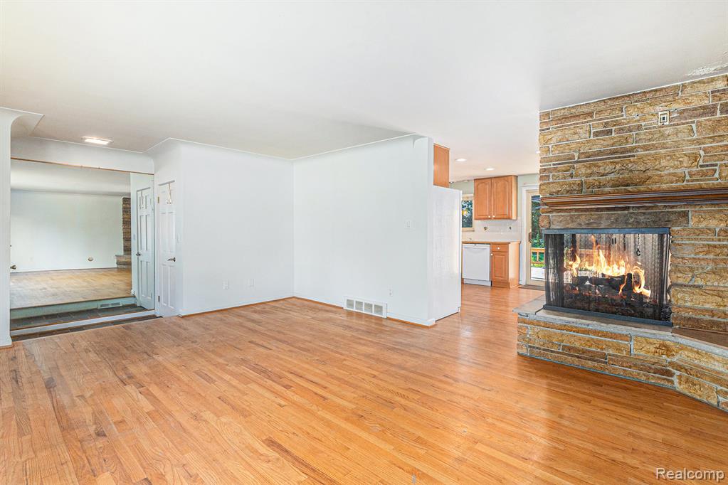 5559 Pleasant Drive, Waterford, MI 48329 — Photo 5