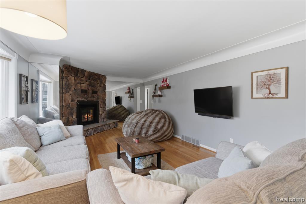 4051 Lake Front Street, Waterford, MI 48328 — Photo 5