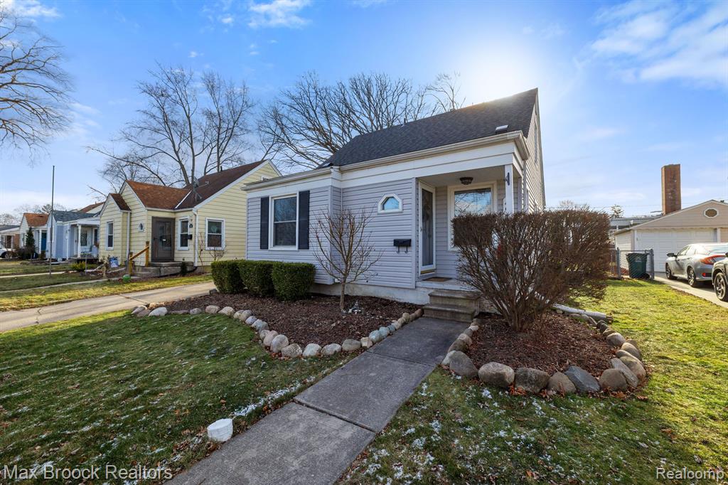 490 ROTH Boulevard, Clawson, MI — front exterior
