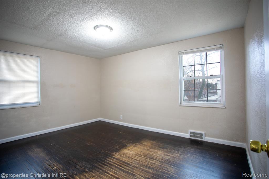 9957 W OUTER Drive, Detroit, MI 48223 — Photo 8