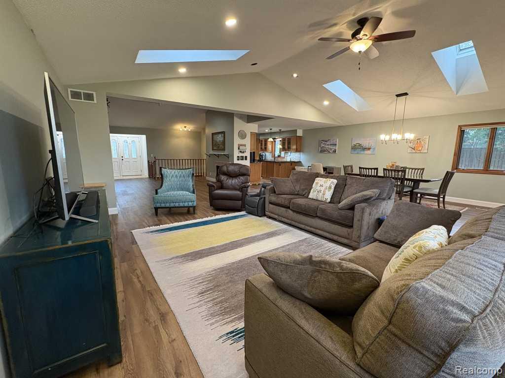 9038 Twin Oaks Court, Flushing, MI 48433 — Photo 4