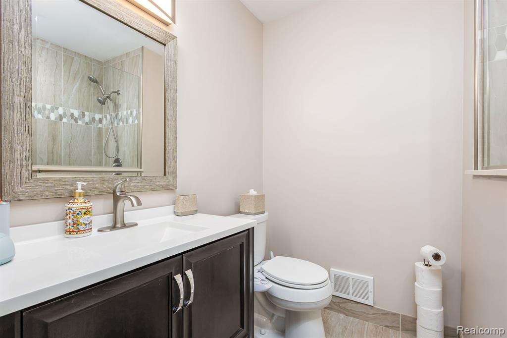 682 LOCKPORT Road, Rochester, MI 48307 — Photo 16