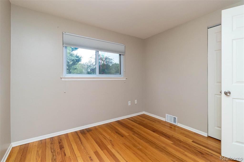 915 HARTSOUGH Court, Plymouth, MI 48170 — Photo 12