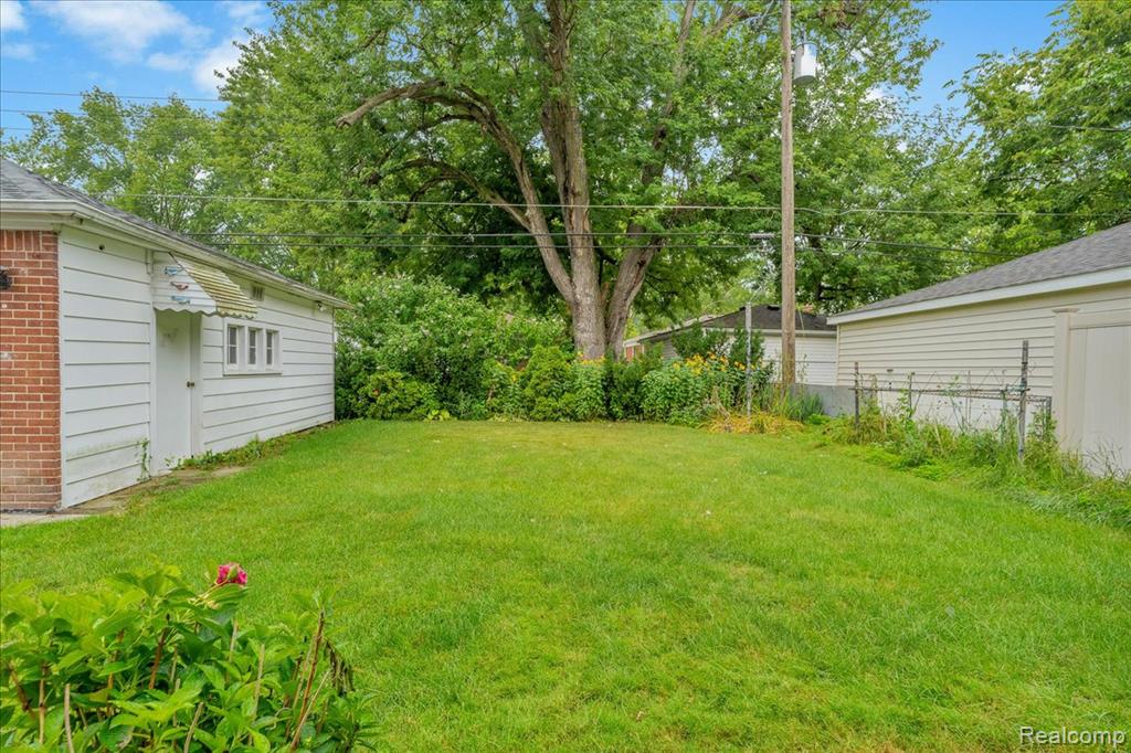 8403 Kinmore Street, Dearborn Heights, MI 48127 — Photo 24