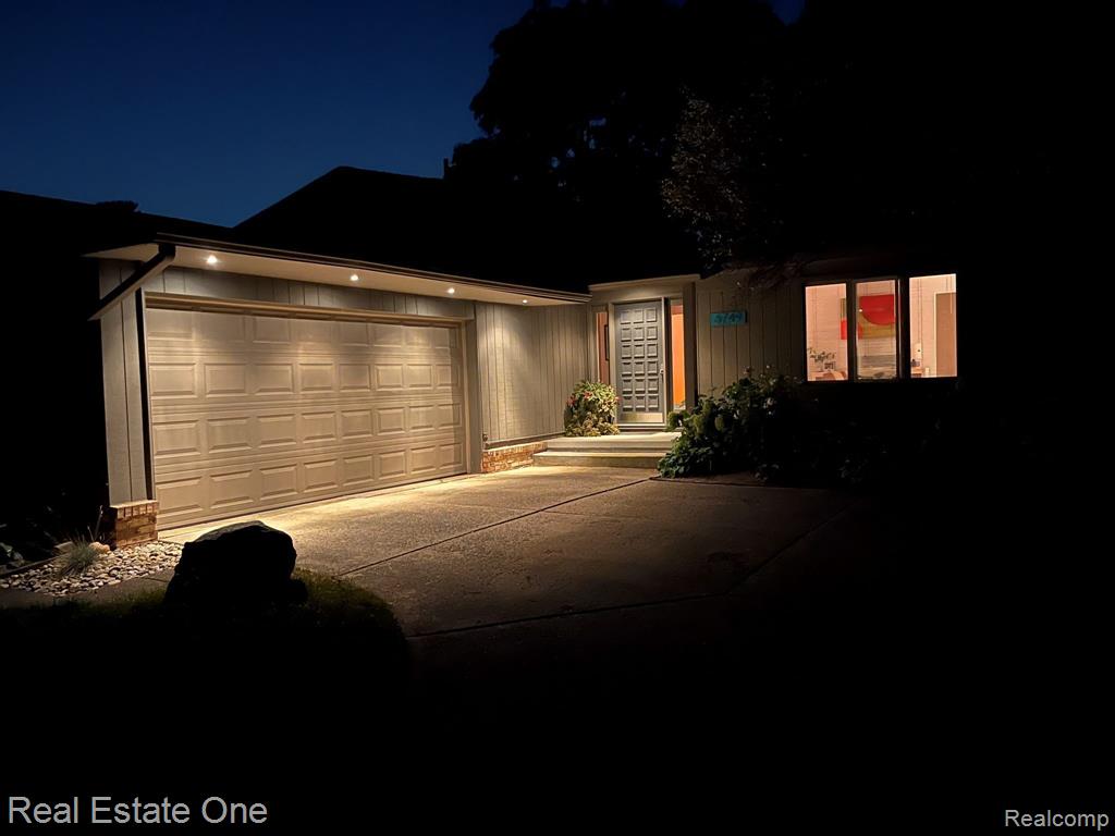 6749 LITTLE CREEK Drive, Troy, MI 48085 — Photo 36