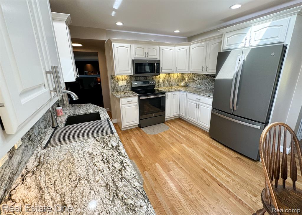 54511 MERKEL Lane, Shelby Twp, MI 48316 — Photo 16