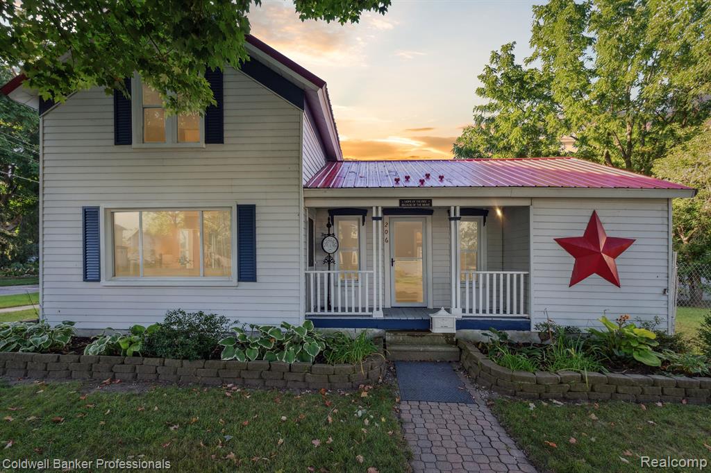206 E SHERMAN Street, Holly, MI 48442 — Photo 2