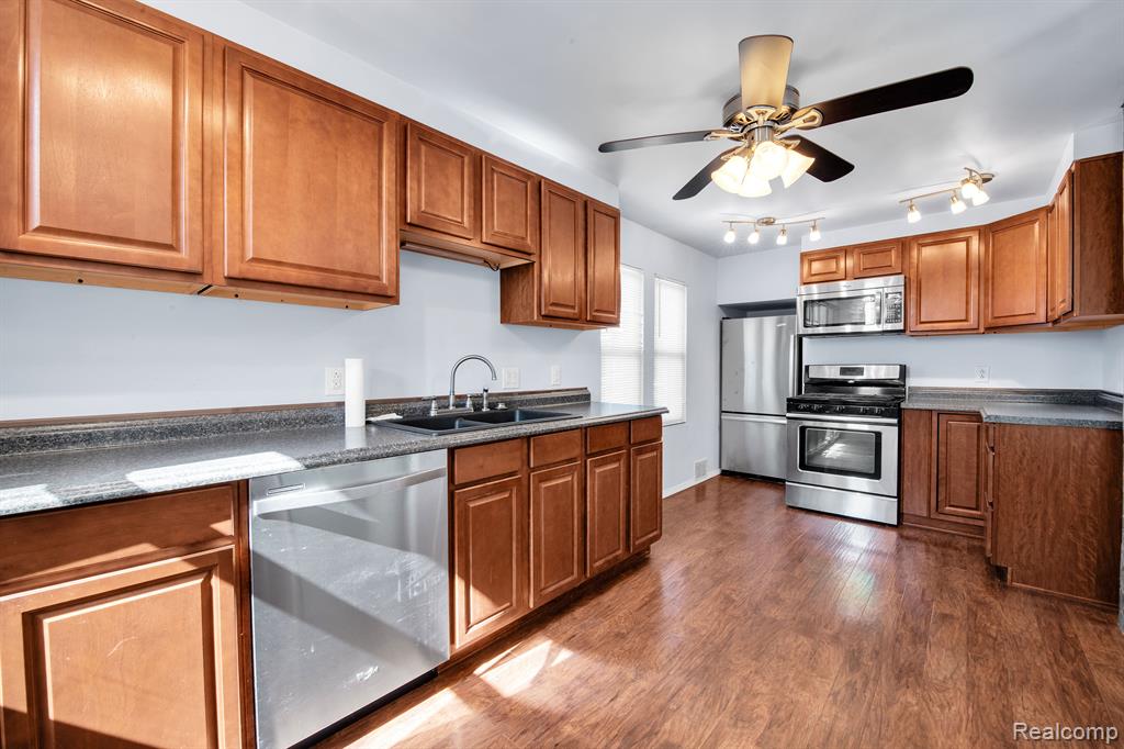 555 CHESTNUT Street, Wyandotte, MI 48192 — Photo 18