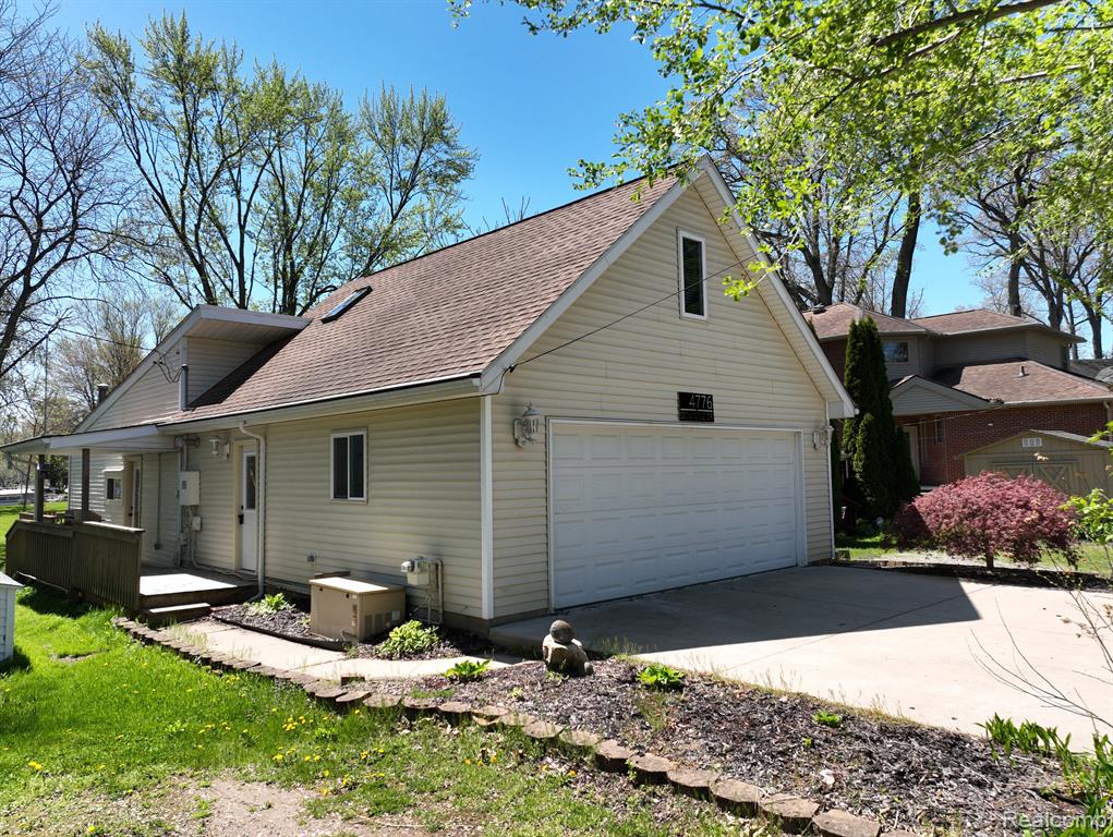 4776 Downing, Pinckney, MI 48169 — front exterior