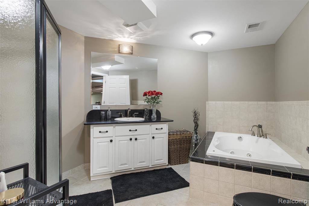 4656 Stoneview, West Bloomfield, MI — Photo 53