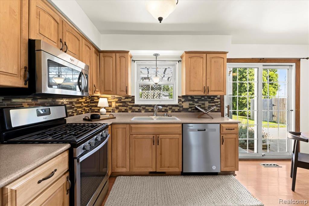 5516 Cleary Drive, Waterford, MI 48329 — Photo 12