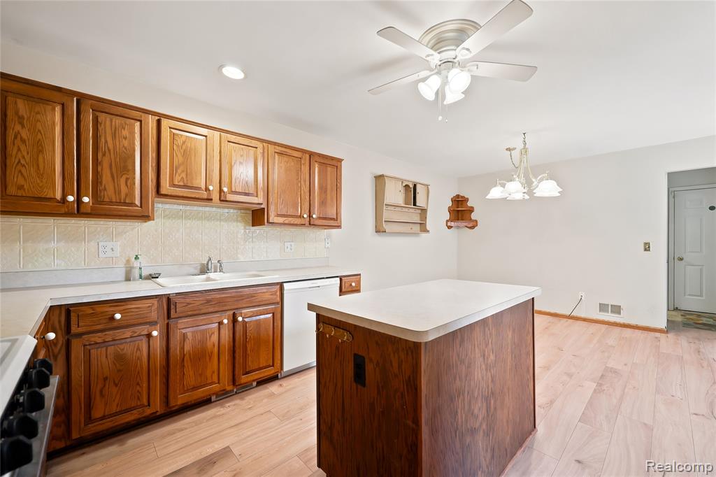 54698 Bellingham Drive, 56, Utica, MI 48316 — Photo 11