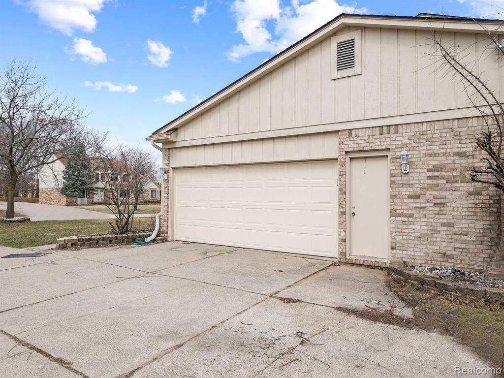 5079 W POND Circle, West Bloomfield, MI 48323 — Photo 34