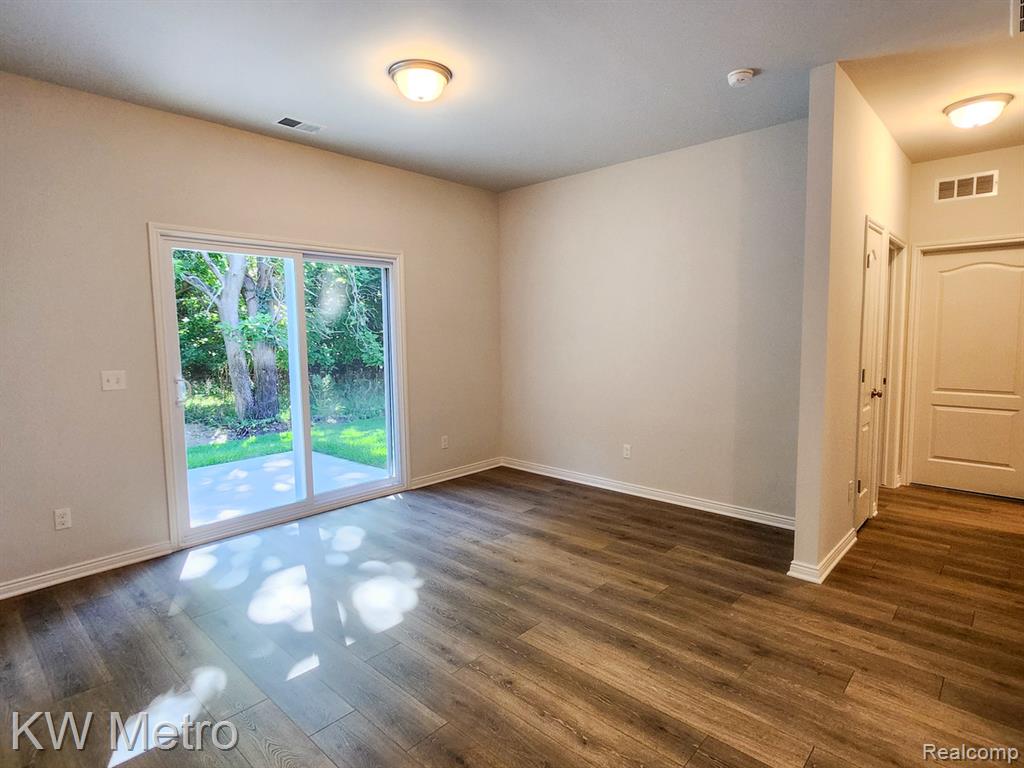 320 Whispering Pines Drive, 21, Fenton, MI 48430 — Photo 13