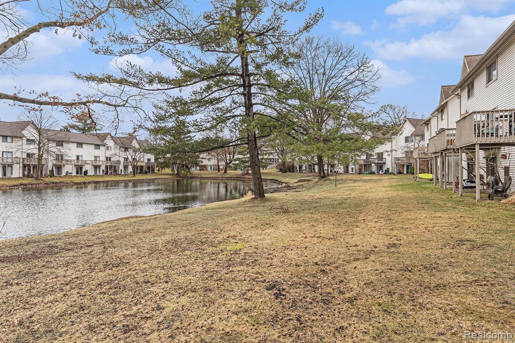 7310 BLUEWATER Drive, 117, Clarkston, MI 48348 — Photo 18