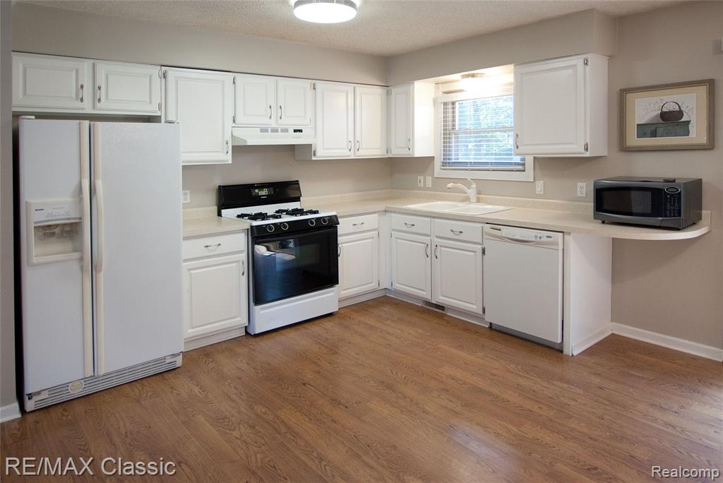 5280 Weston Court, Commerce Twp, MI 48382 — Photo 8