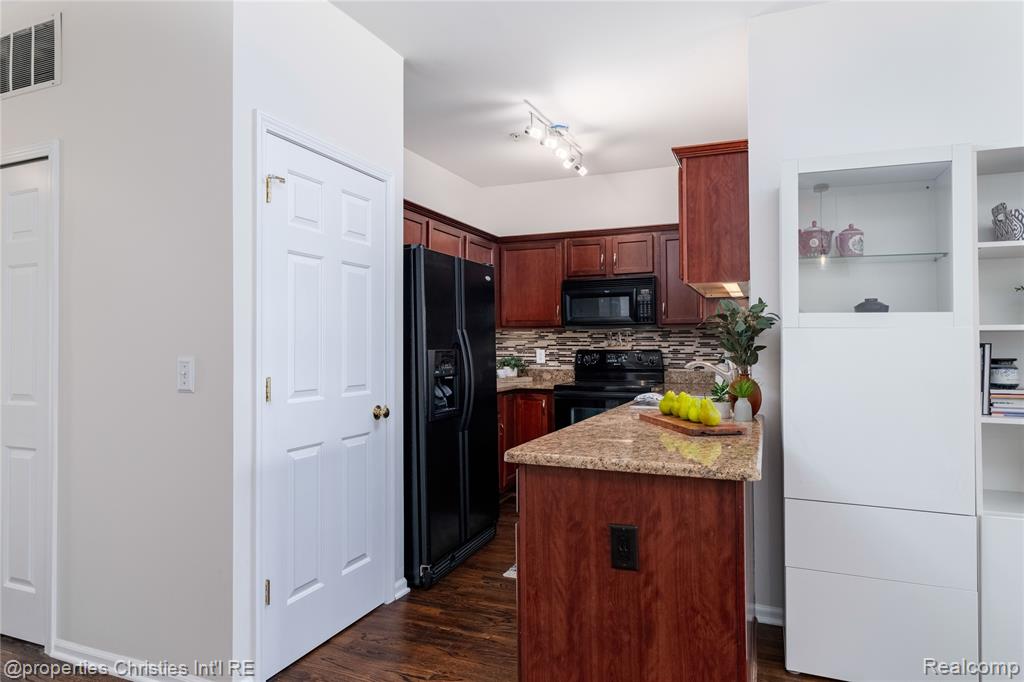 25558 Portico Lane, Novi, MI — Photo 9