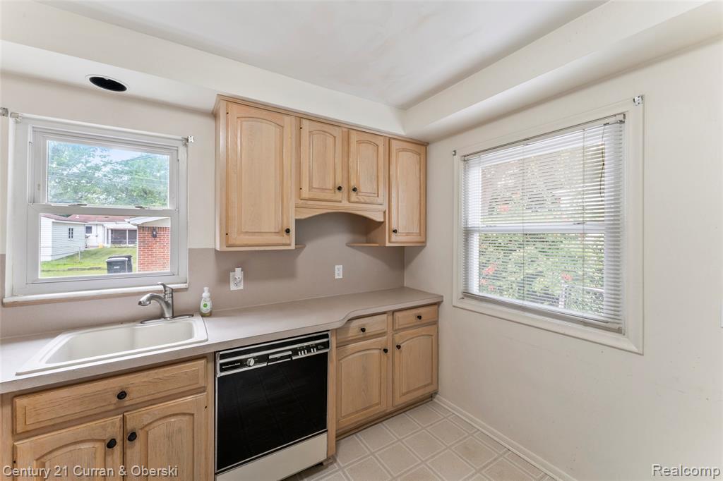 9235 Texas Street, Livonia, MI 48150 — Photo 22