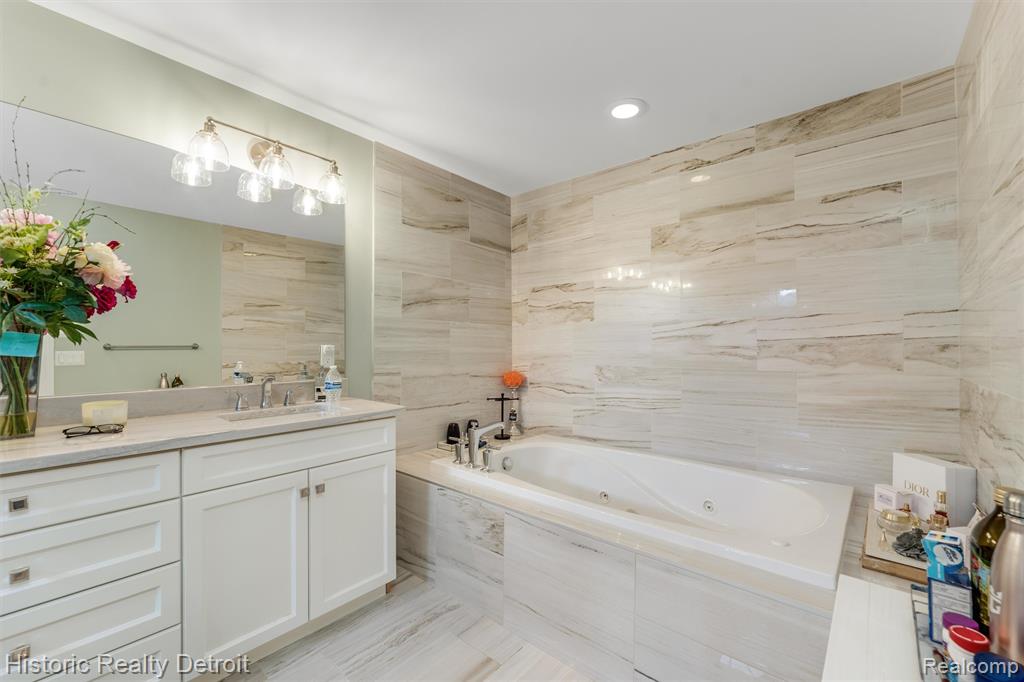 5695 N Branford Drive N, West Bloomfield, MI — Photo 50