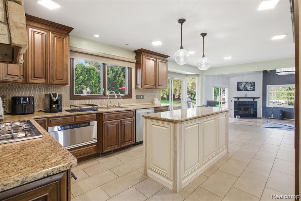 2411 Wixom Trail, Milford, MI 48381 — Photo 16