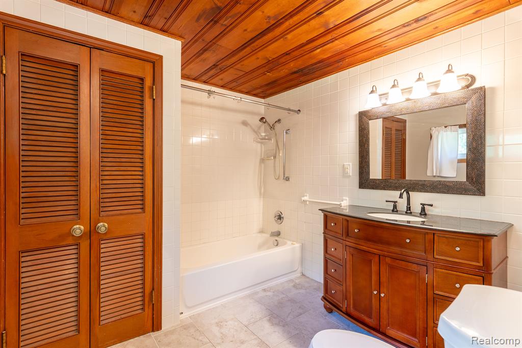 7950 ISLAND Boulevard, Grosse Ile, MI 48138 — Photo 25