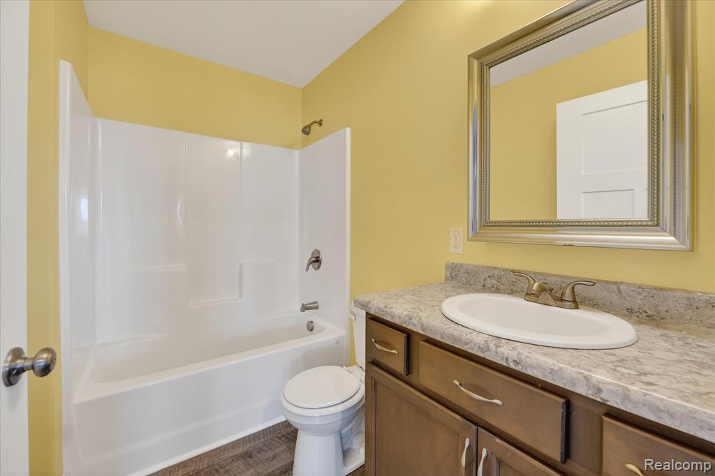 14131 Eastview Drive, Fenton, MI 48430 — Photo 24