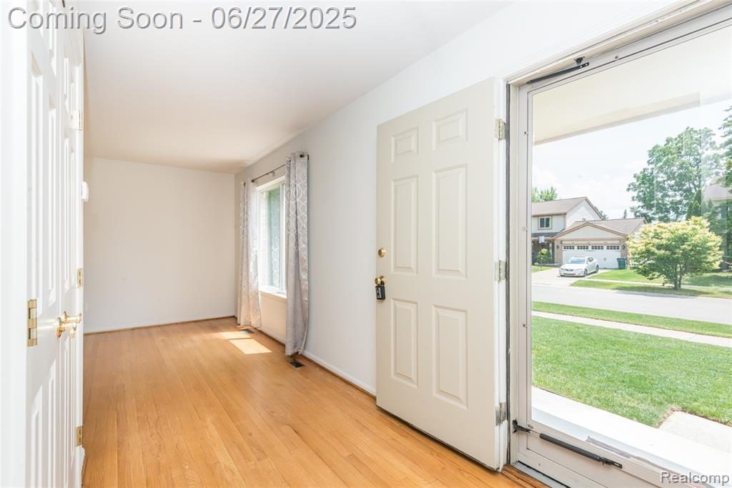 67 LARCHWOOD Drive, Troy, MI 48083 — Photo 2