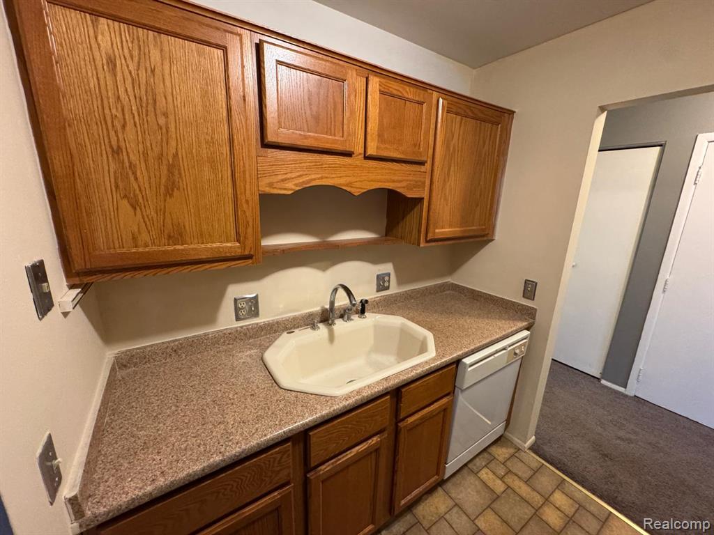 587 E Fox Hills Drive, Bloomfield, MI 48304 — Photo 7