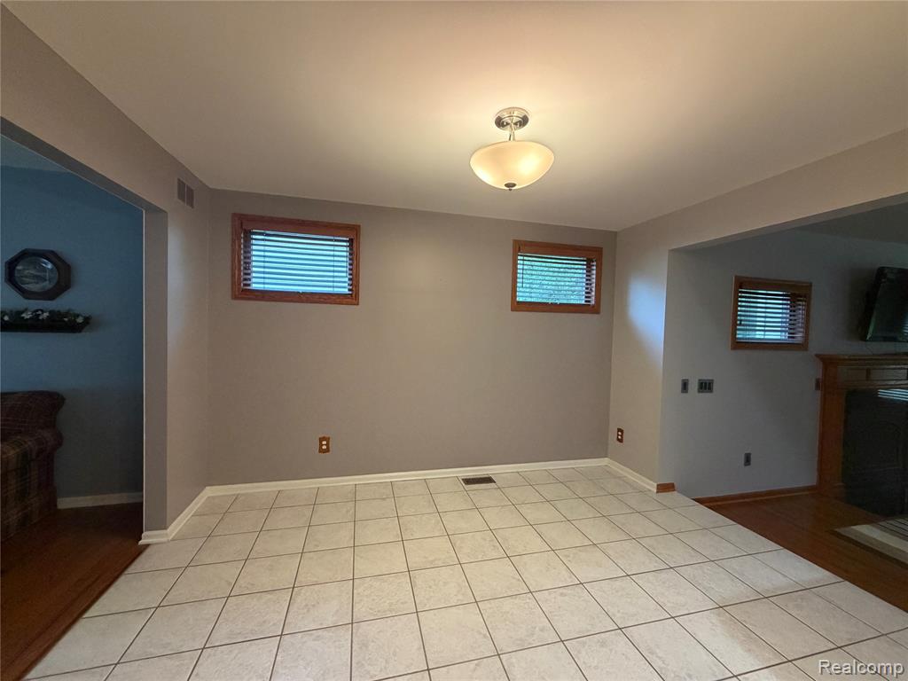490 Cove View Drive, Waterford, MI 48327 — Photo 19