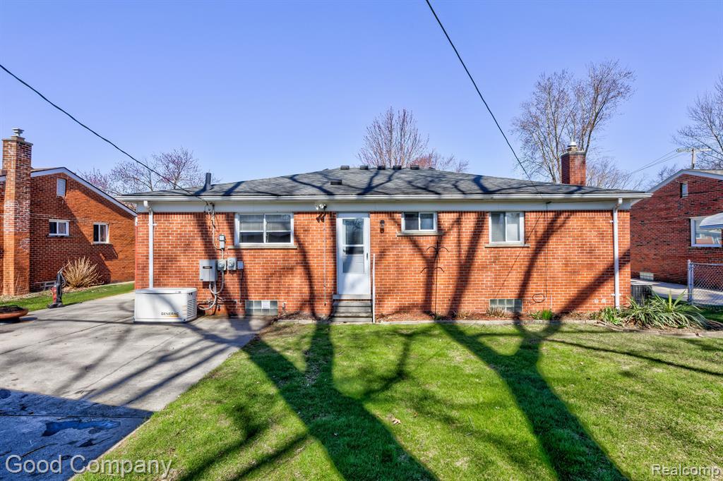 9074 SHANNON Drive, Sterling Heights, MI 48314 — Photo 36