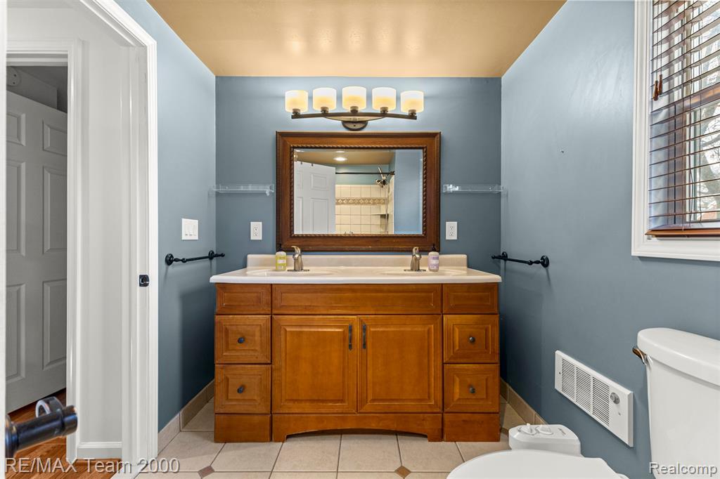 835 S Silvery Lane, Dearborn, MI 48124 — Photo 25