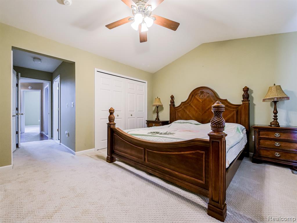 402 WOODHAVEN Drive, Commerce Twp, MI 48390 — Photo 9