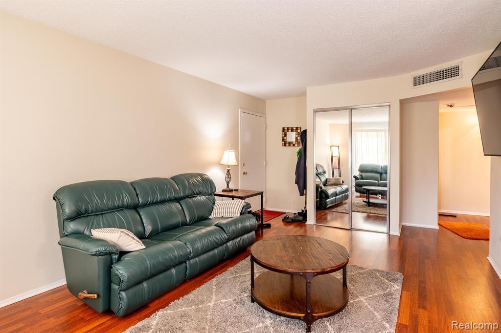 5291 HIGHLAND Road, 204, Waterford, MI 48327 — Photo 7