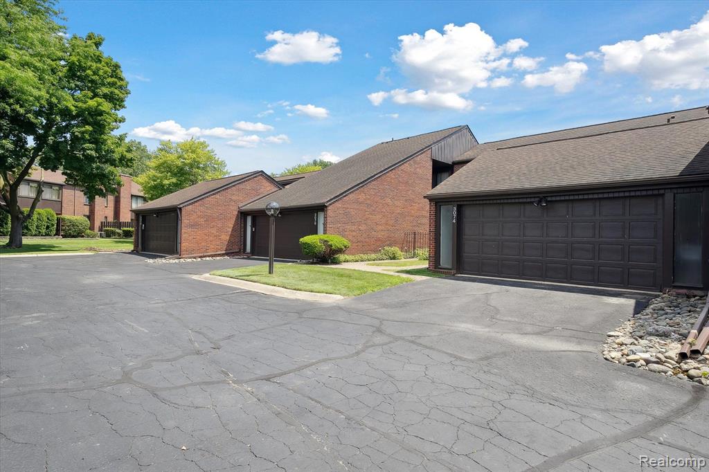 3074 LINDENWOOD Drive, Dearborn, MI 48120 — Photo 3