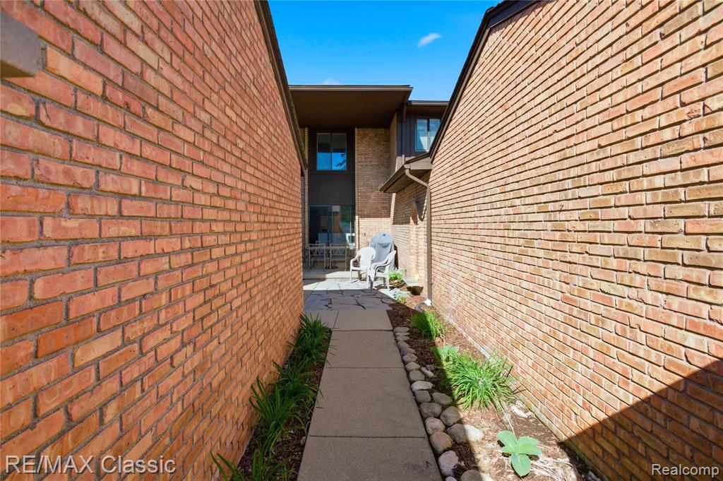 3961 Chablis Street, West Bloomfield, MI 48323 — Photo 43