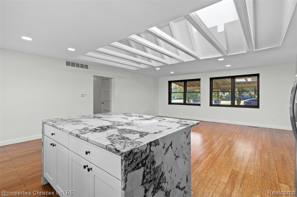 571 Yorkton Lane, Bloomfield Hills, MI 48304 — Photo 15