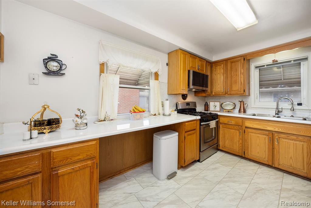 6569 HAWTHORNE Street, Garden City, MI — Photo 9