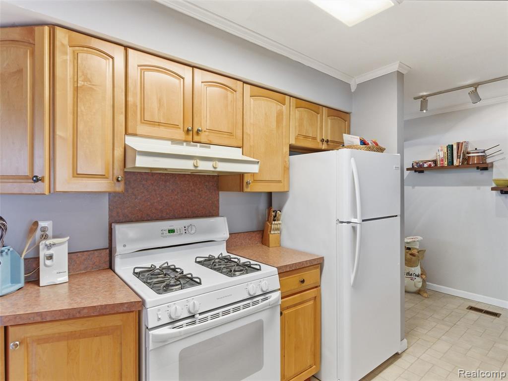 5565 Crescent Road, Waterford, MI 48327 — Photo 11